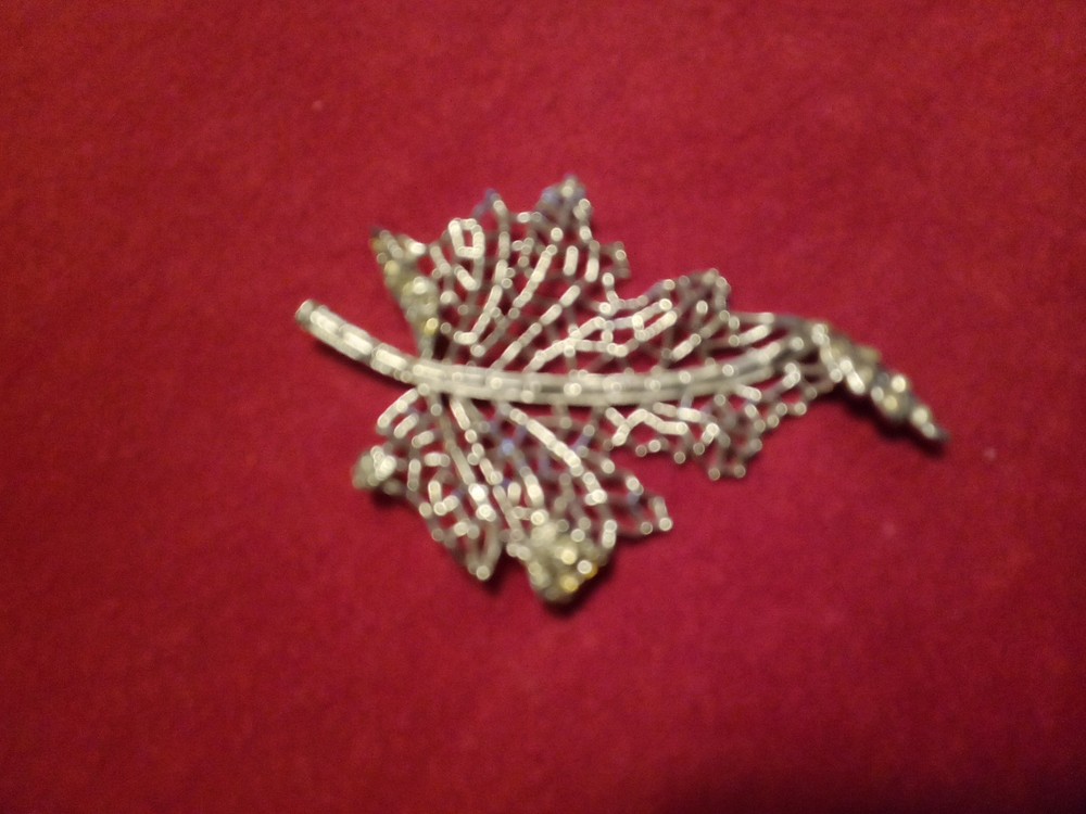 Vintage Jewelery w/ Silver Tone Filigree And Rhinestone Leaf design Brooch pin