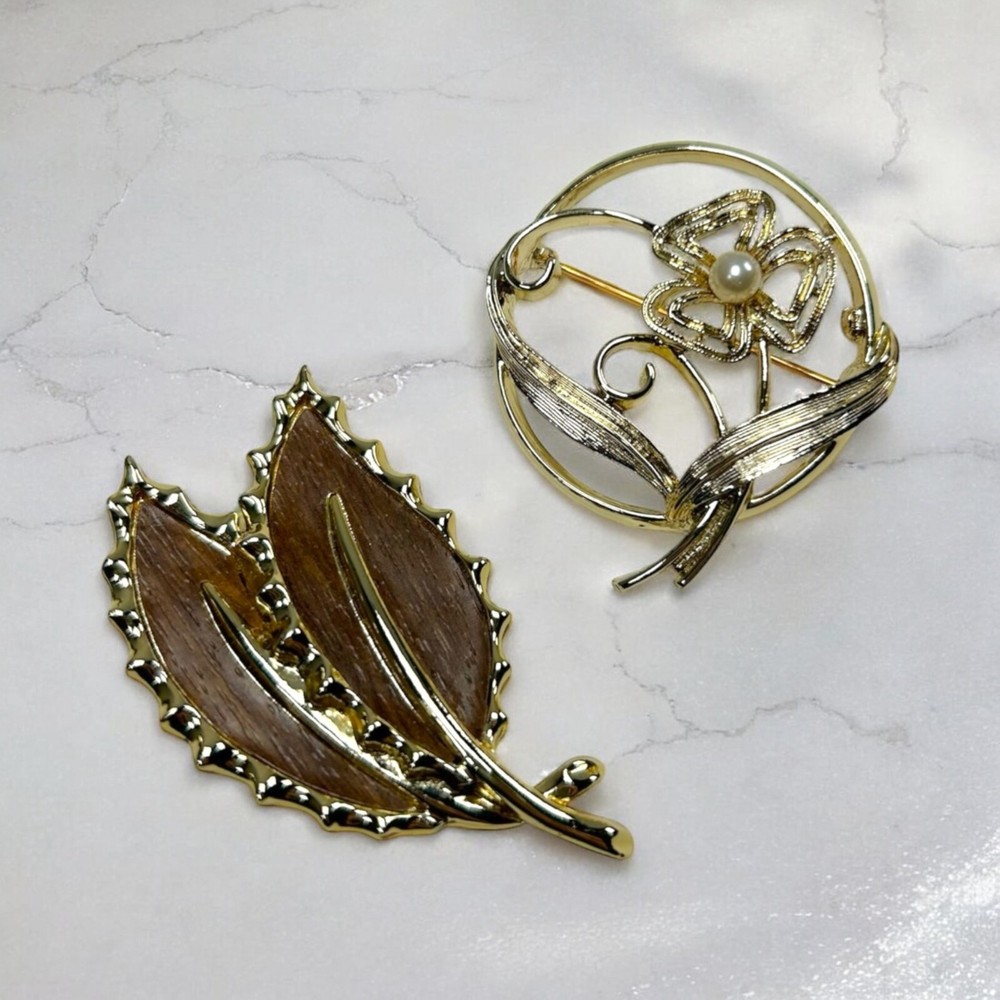 Sarah Coventry Brooch Bundle of 2 Gold Tone Brooches Leaf Flower Pearl Faux Wood