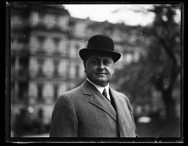 Photo:Washington DC White House Man Bowler Hat 1910s War Navy Building