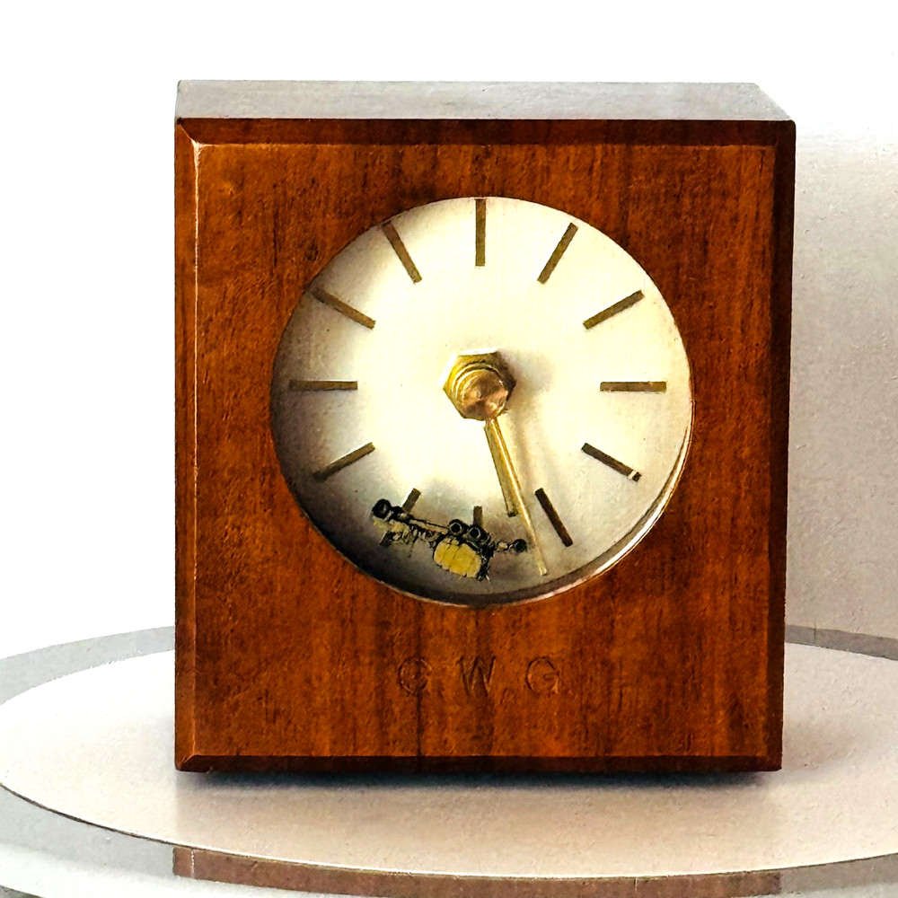 Vtg Walnut Desk Battery Powered Quartz Clock Second Hand Logo GWG Tochigi Tokei