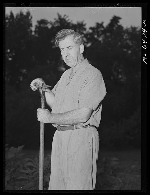 Photo:Washington DC Vice President Henry A. Wallace 1942 Victory Garden