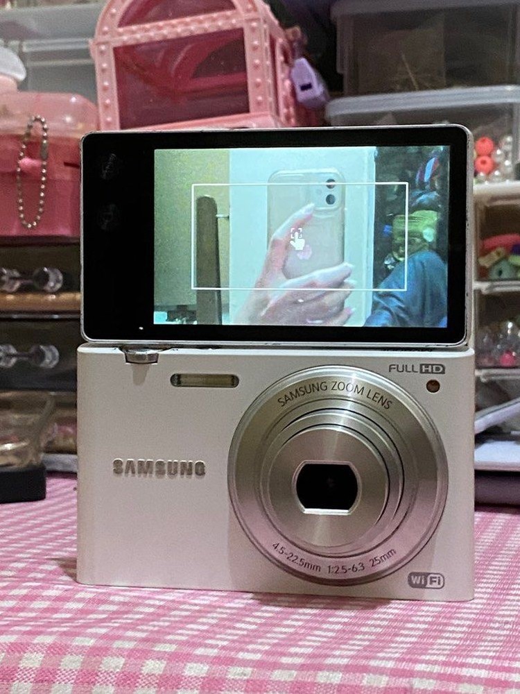 Samsung MV900f 16.1MP 5x Optical Zoom Flip-out Touch Screen Camera Tested