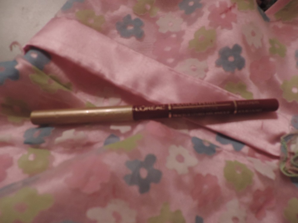 L'Oreal Paris Automatic Lip Liner in Vintage Cranberries - Longwear Precision Pencil