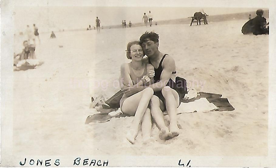 FOUND FAMILY PHOTOGRAPH Black  + White VINTAGE Original 45 40 F