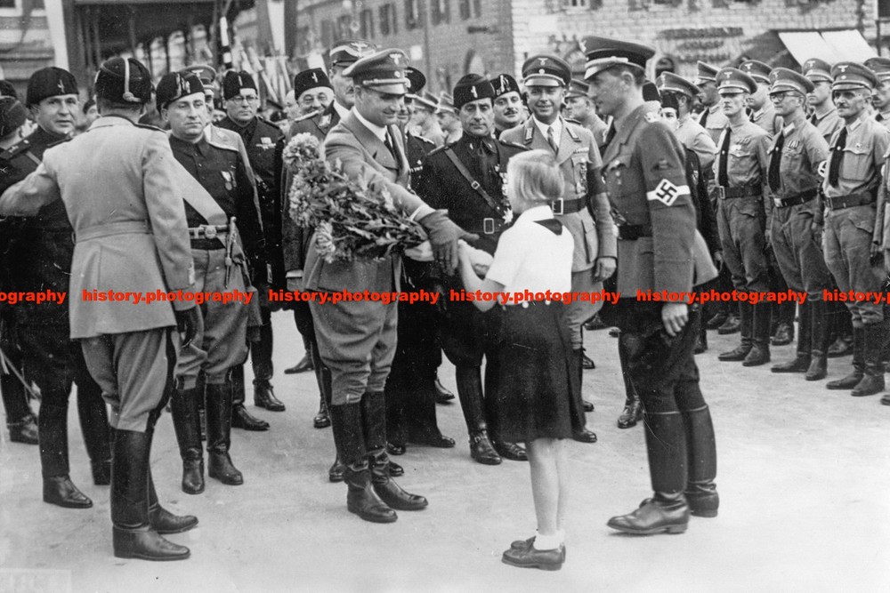 F022677 BDM girl welcomes Rudolf Hess Rome train station Italy 1937