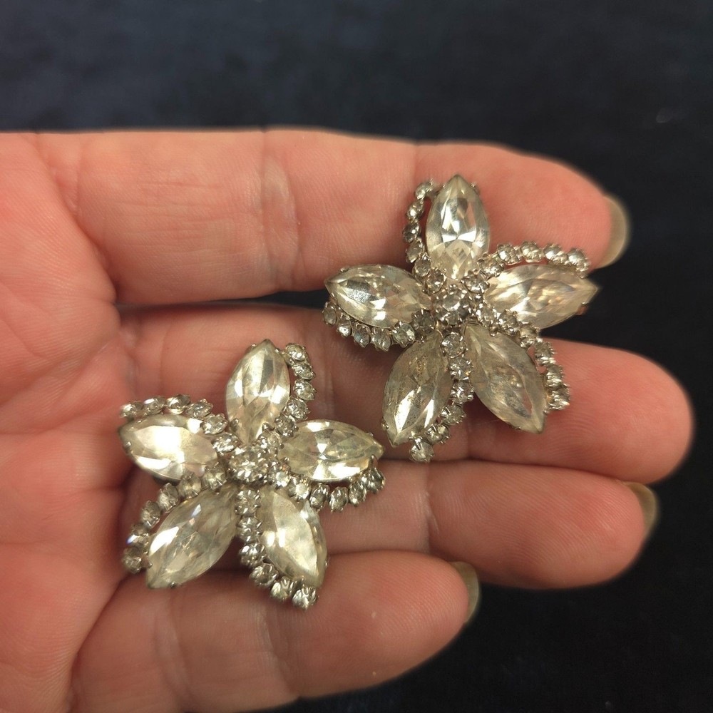 Vintage Weiss Rhinestone Flower Clip On Earrings Silver Tone