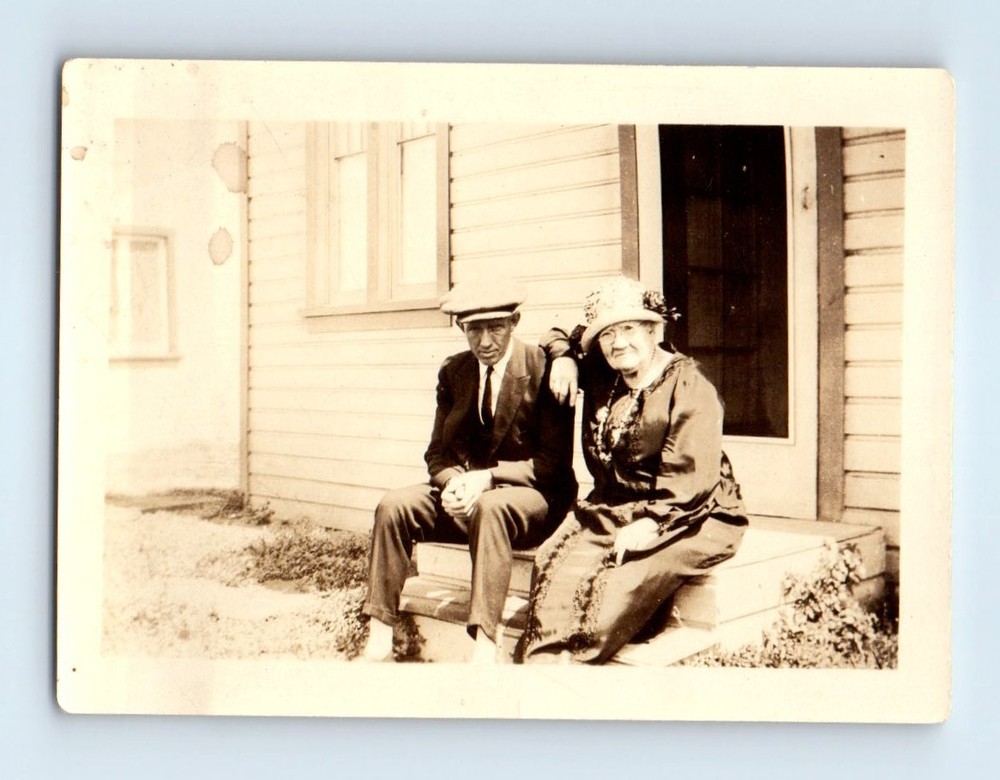 Old Vintage Photo MAN WOMAN SITTING ON STEPS OUTSIDE HOUSE SNAPSHOT PICTURE