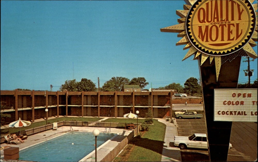 Quality Courts Motel Frankfort Kentucky ~ swimming pool ~ 1970s postcard