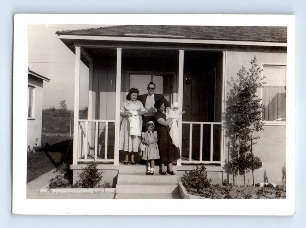 Old Vintage Photo MAN WOMEN GIRL AND BABY OUTSIDE HOUSE FOUND PHOTOGRAPH