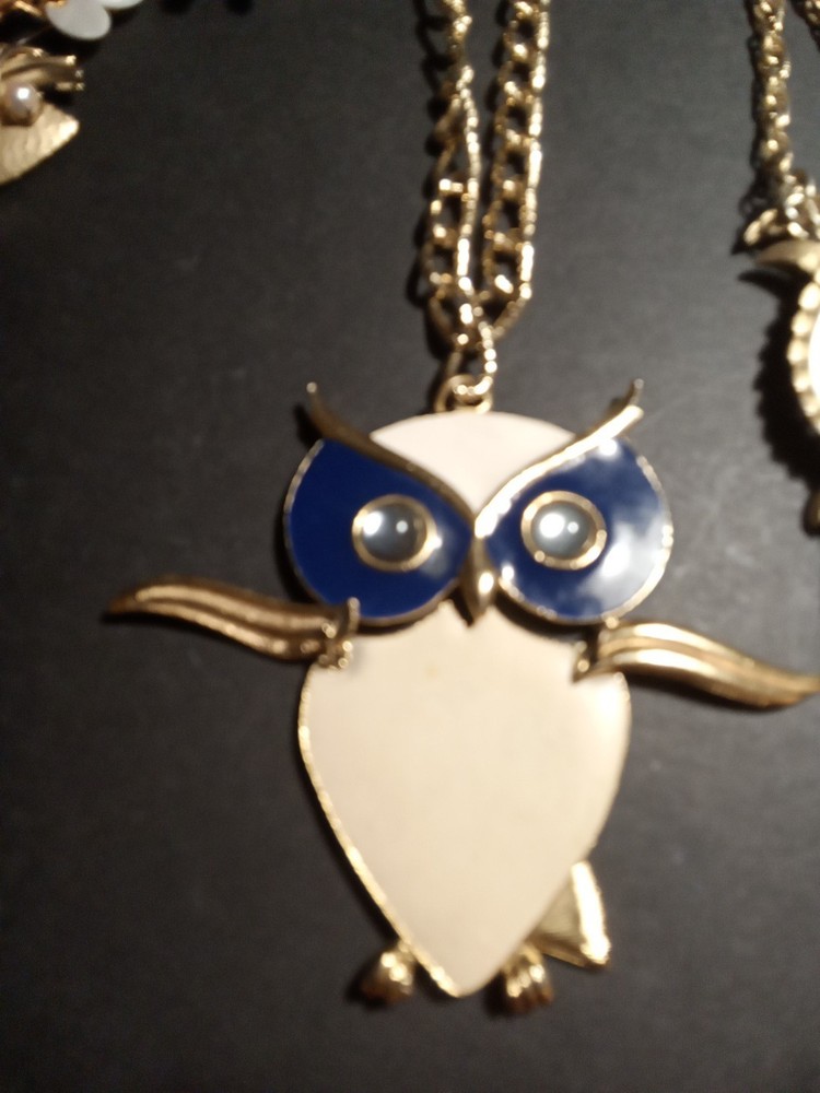 1970s Vintage Articulated Owl Pendant Necklace Gold Tone, Unsigned