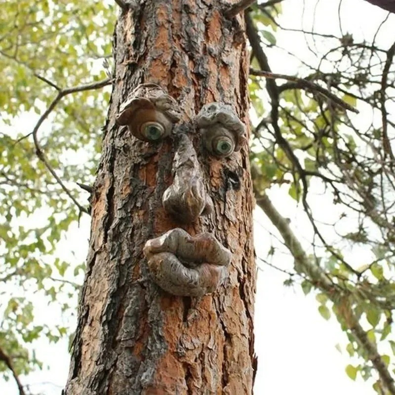 Funny Old Man Tree Hugger Statue for Outdoor Yard Art Decoration
