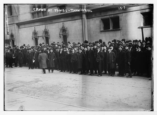 Photo:Thaw trial - crowd at Tombs [prison,] New York