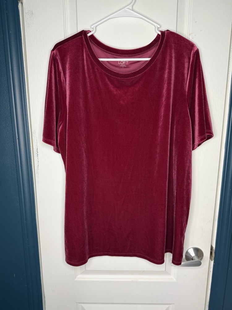 Loft Women’s Red Velvet Shortsleeved Blouse Size XL EUC