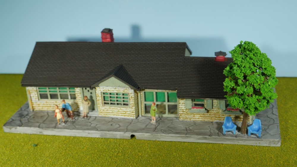 HO Scale  RANCH  HOUSE (Weathered & Detailed) Lighted
