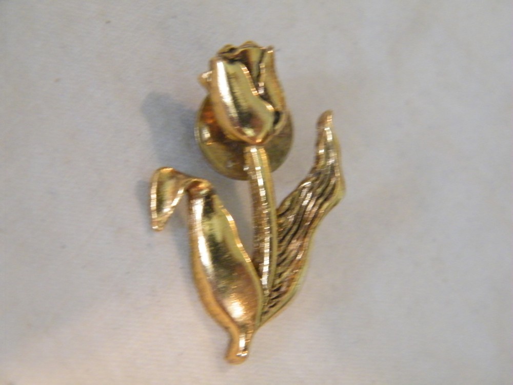 Beautiful Brooch Pin Gold Tone Textured Rose 1 1/2 x 1 Inch NICE
