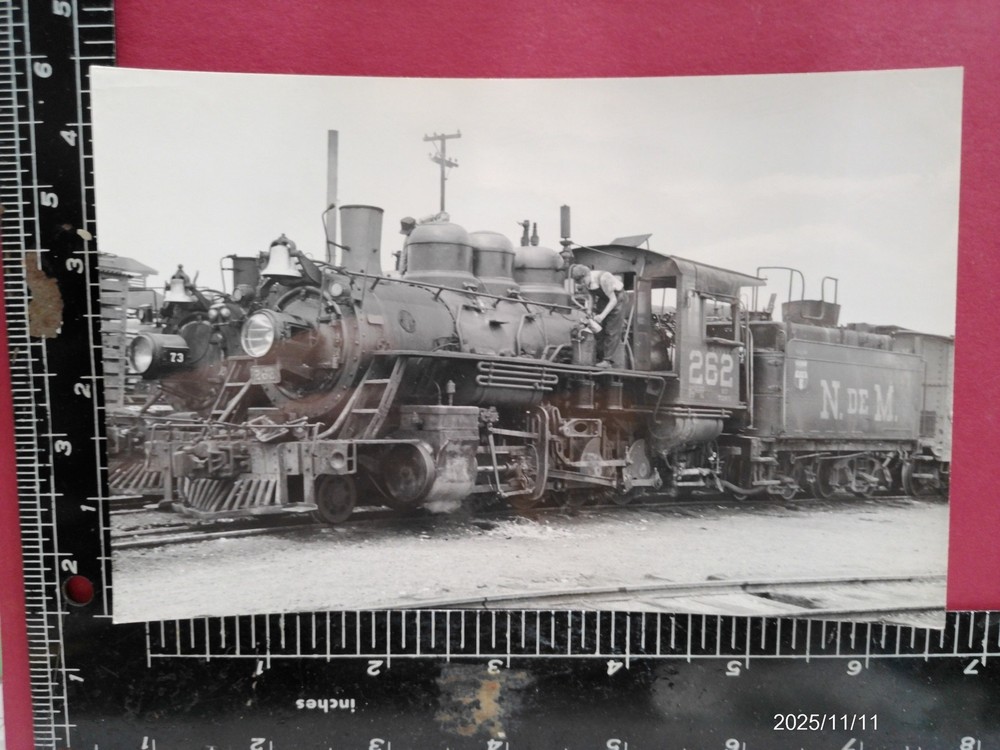 NdeM RAILROAD 2-8-0 NG LOCOMOTIVE #262+ BEING OILED PHOTO SAN LAZARO MEXICO 1959
