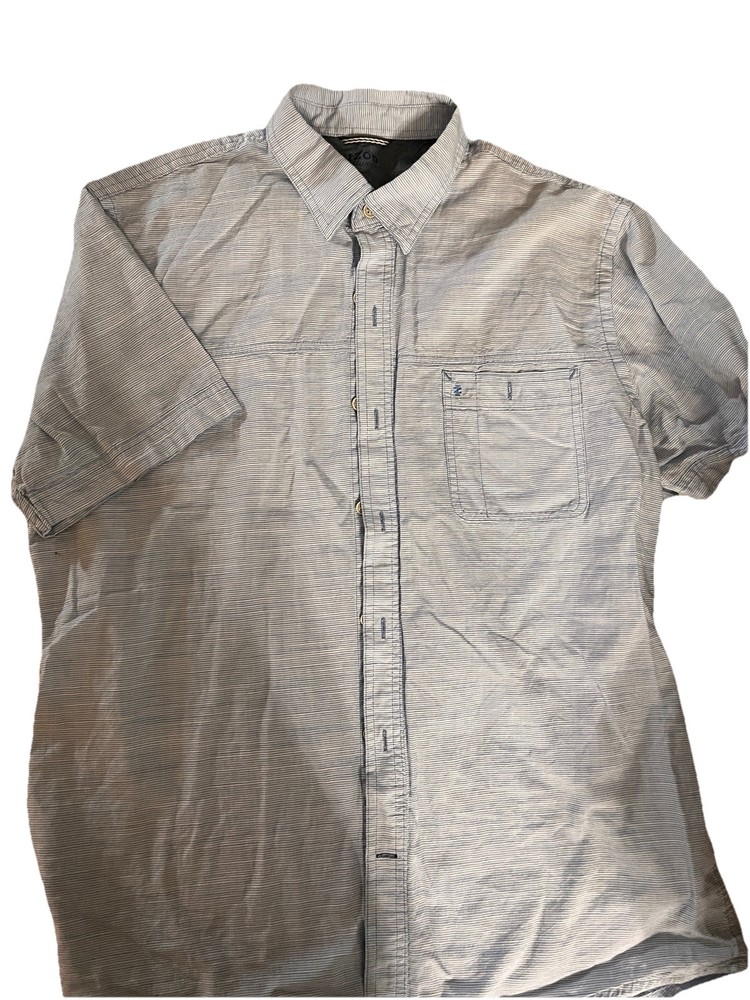 IZOD Saltwater Men’s light blue striped short-sleeve button-up shirt size L