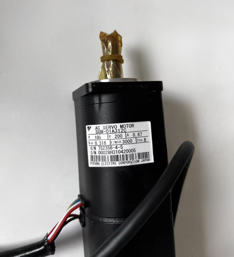 1PC New in box Yaskawa SGM-01A312C Servo motor