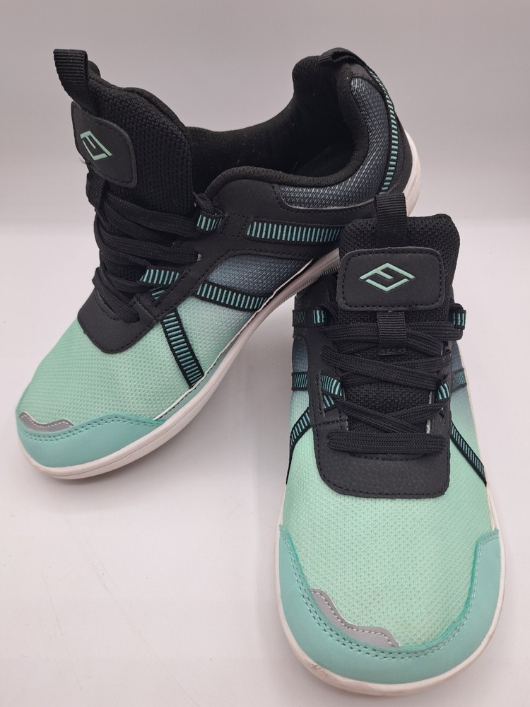 Womens Wide walking Sneaker 40(9.5 US)