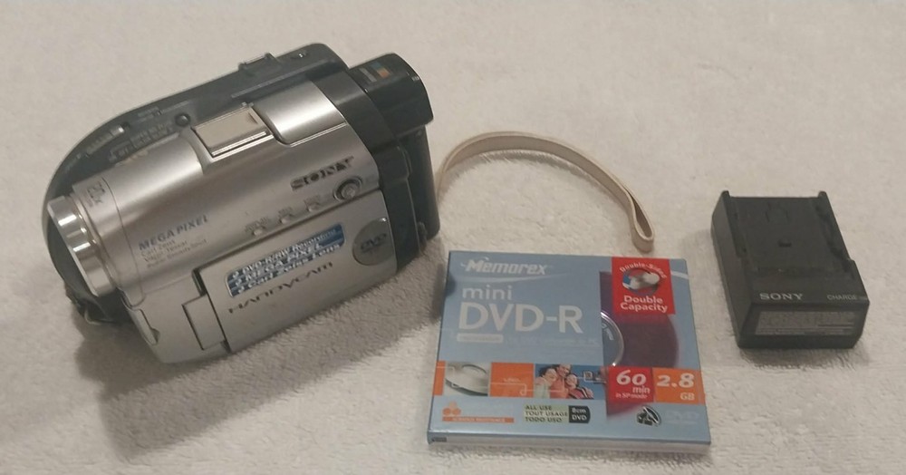 Sony Handycam DCR-DVD201 Camcorder FOR PARTS OR REPAIR