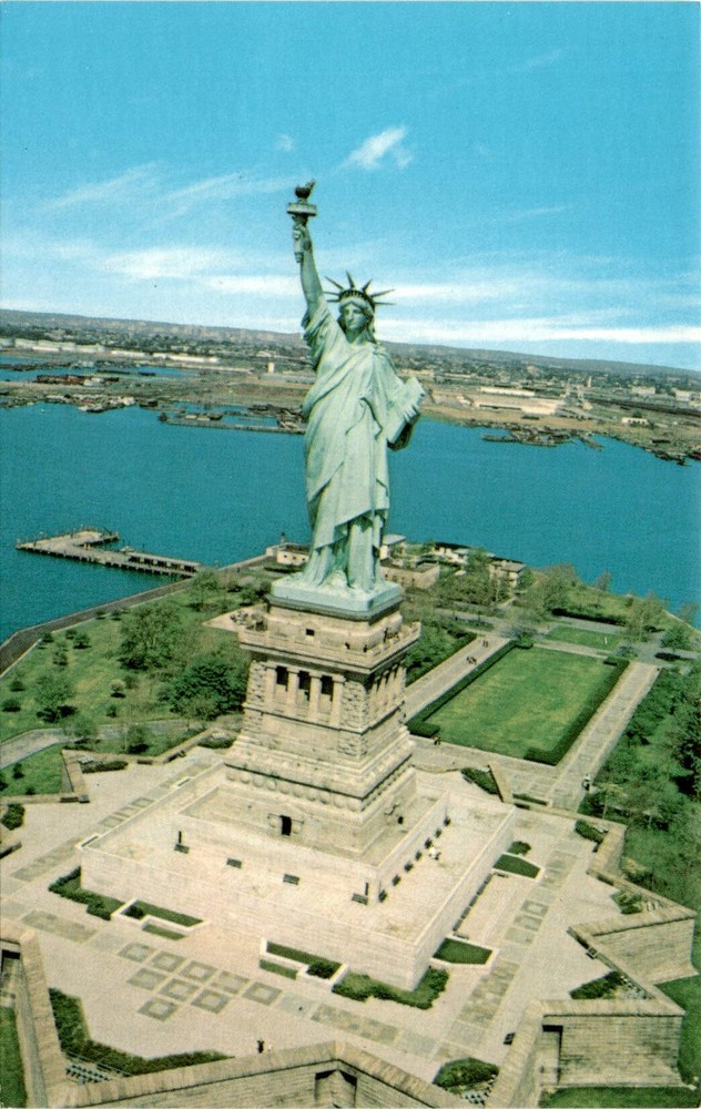 Statue of Liberty, Liberty Island, New York, Gateway to the New World, Postcard