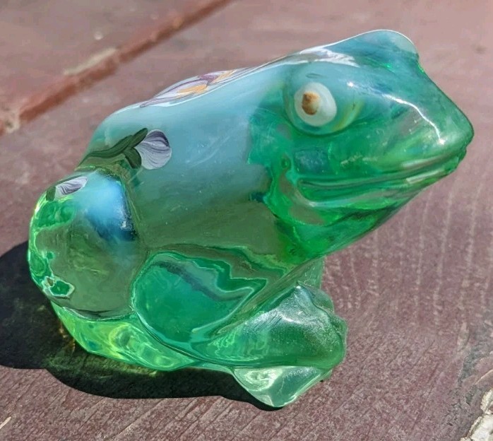 Vtg Fenton Art Glass Green Frog Figurine Painted Iris M. Kibbe