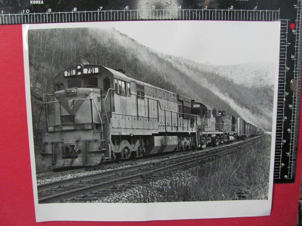 DELAWARE & HUDSON RAILROAD 3 DIESEL LOCOMOTIVES w FREIGHT B&W 8x10 B&W  PHOTO E
