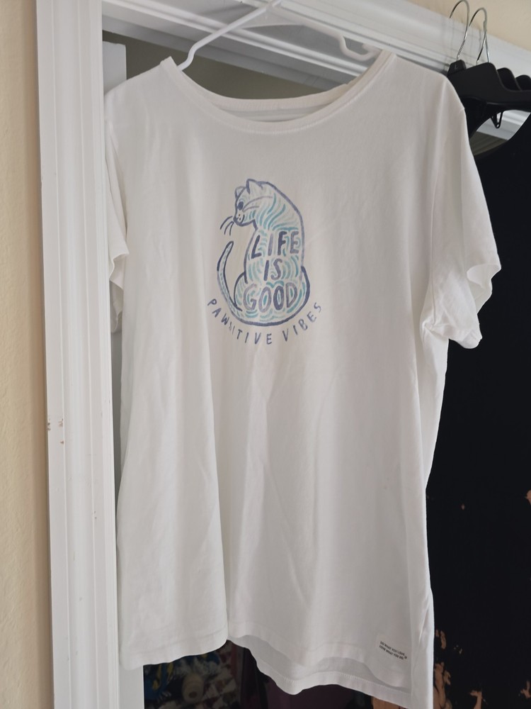 Life is Good Vintage Crusher Graphic T-Shirt with a cat graphic. Women’s XL