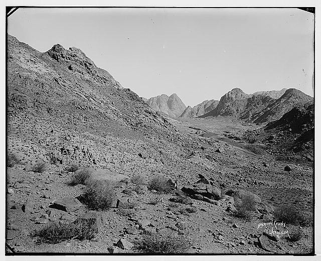 Photo:Sinai. First view of the Sinai Mountains from Nakb-el-Hawa