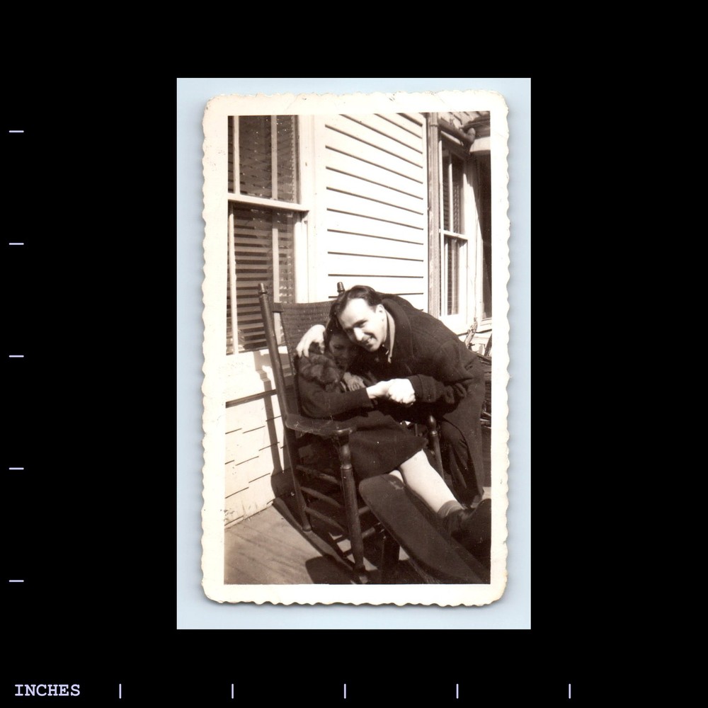 Vintage Photo AFFECTIONATE MAN WOMAN SITTING ON ROCKING CHAIR
