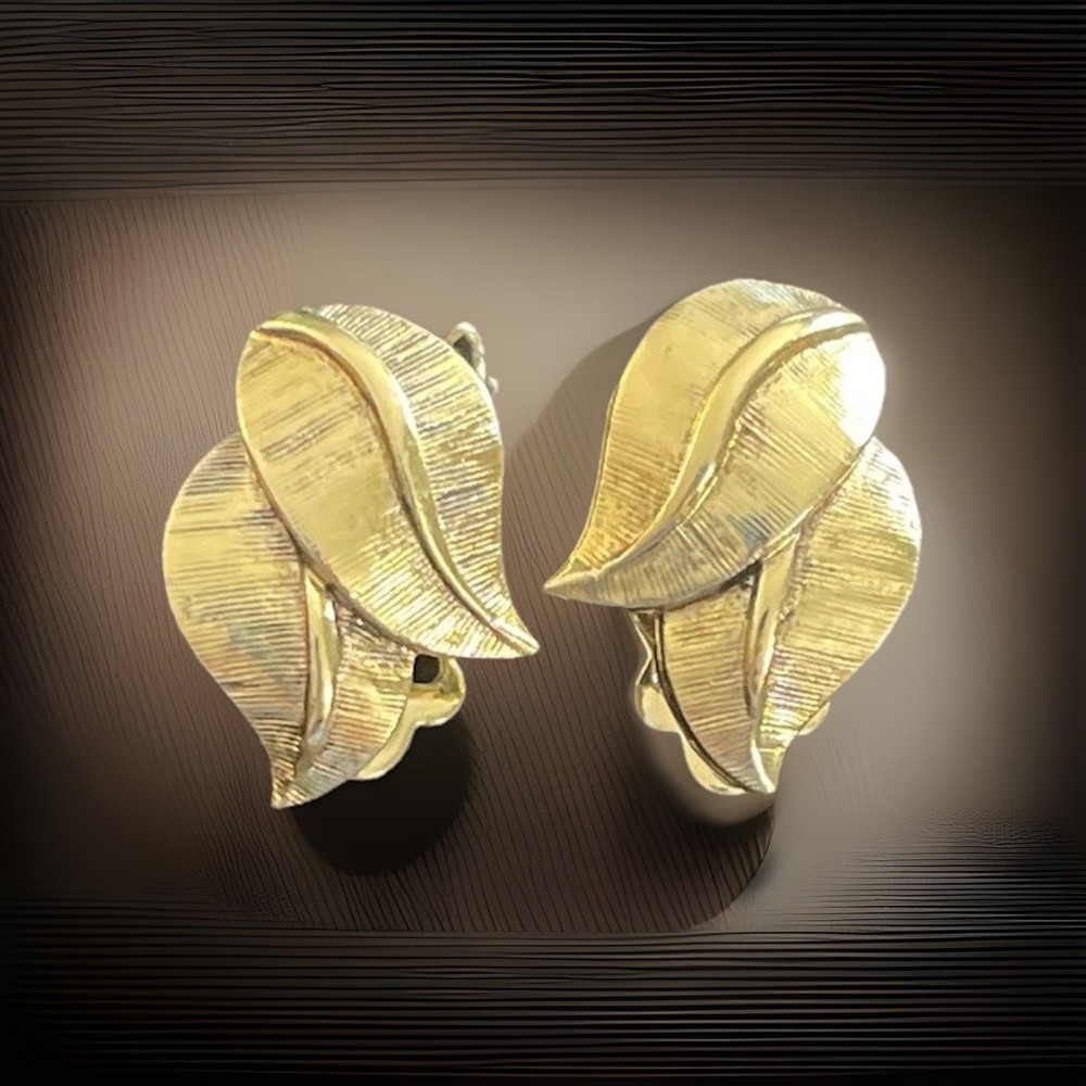 Crown Trifari Earrings Brushed Leaf Gold Tone Clip On Vintage