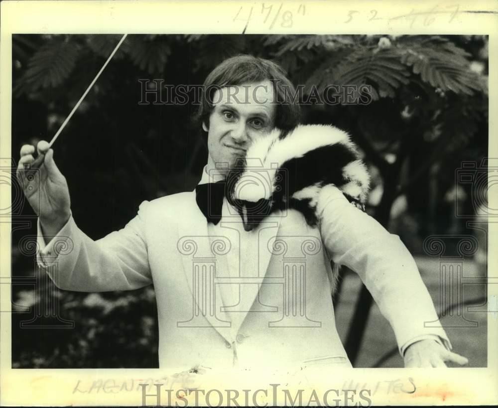 1981 Press Photo Andrew Massey, Conductor performs at Audubon Zoological Gardens