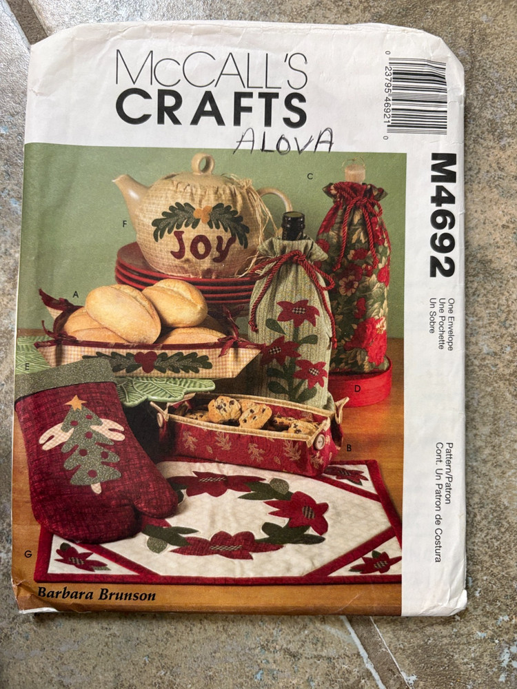 Mccalls 4692 sewing pattern TEA COZY, Oven Mitt, Bread Baskets, Wine Bags UNCUT