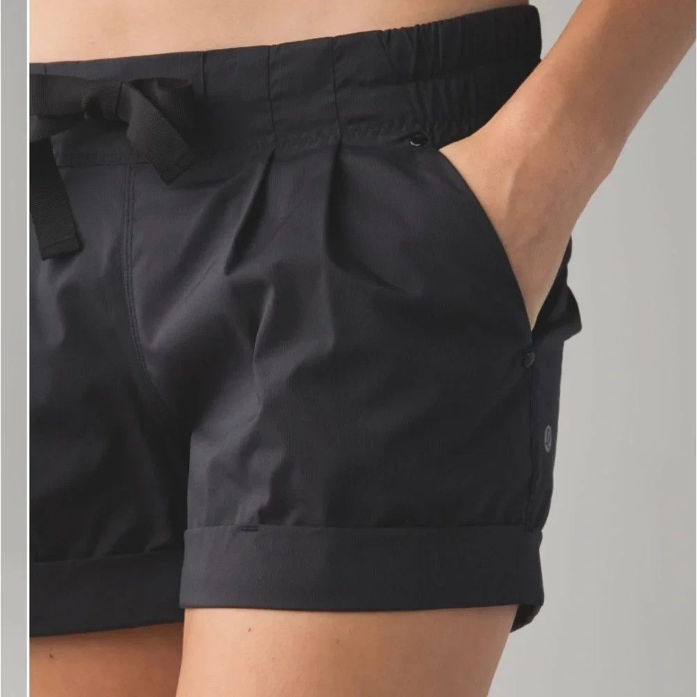 Women's LULULEMON Black Spring Break Away Shorts Size 6