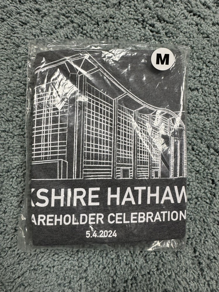 Berkshire Hathaway 2024 Shareholder Meeting Warren Buffett T Shirt Mens Medium