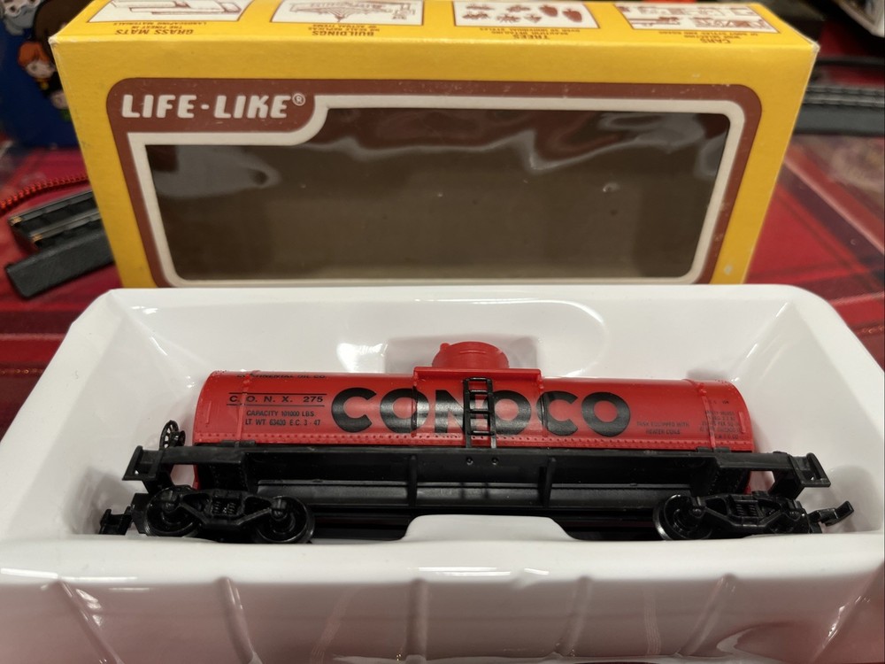 Life-Like Single Dome Tank Car Conoco 8524 HO Scale - MINTY CONDITION