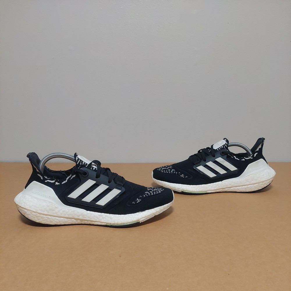 adidas Women's Ultraboost 22 Running Shoes GX8019 Black/White EUC SIZE 10