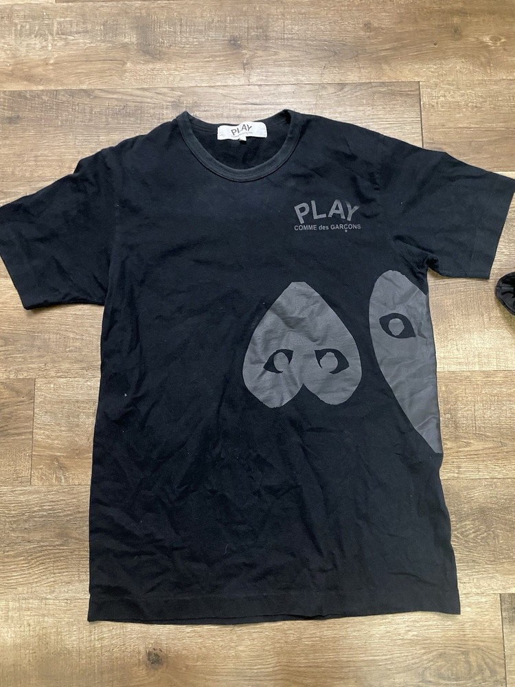 Comme Des Garcons Men’s Black Short Sleeve Crew Neck Heart Graphic Logo Tee