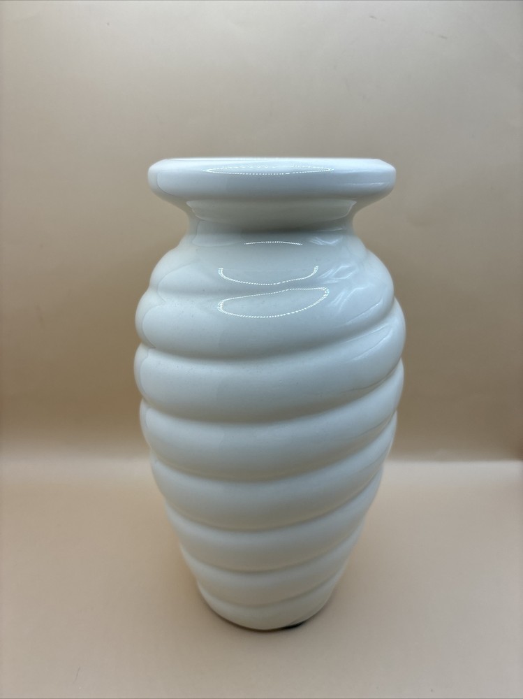Haeger Pottery Vase Off White Swirled 8 Inch 610-36