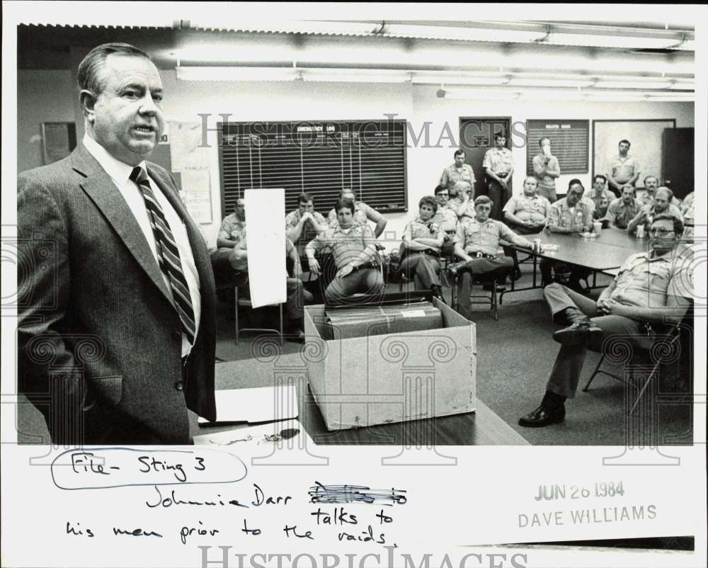 1984 Press Photo Johnnie Darr and law enforcement officers prior to raids