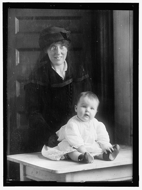 Photo:UNIDENTIFIED WOMAN AND CHILD,1914-1918,Harris & Ewing