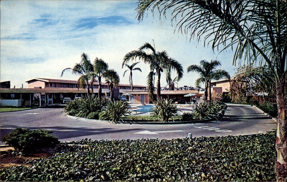 Vagabond Motor Hotel Chula Vista California swimming pool ~ 1970s postcard