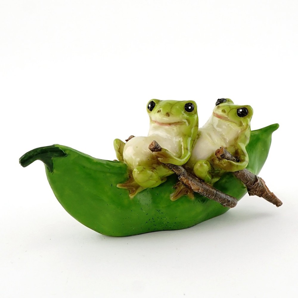 Tiny Frogs Rowing a Mini Peapod Boat Garden Decor