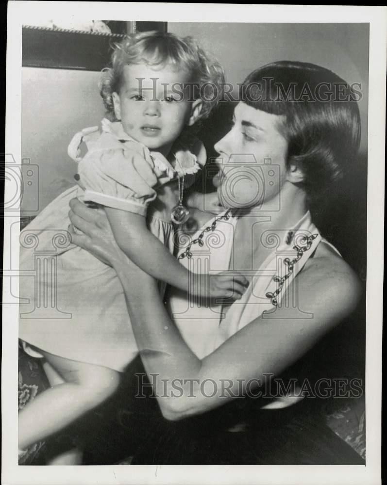 1952 Press Photo Dolores Barrymore & 2-year-old daughter Hillary in Los Angeles