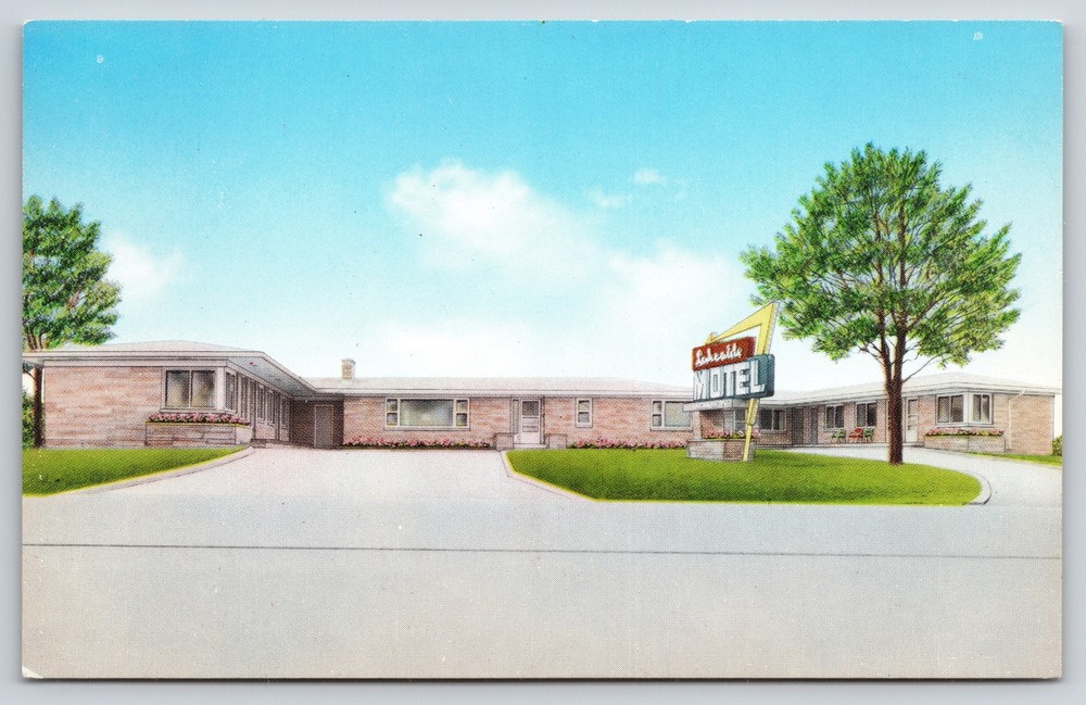 Roadside~Lakeside Motel From Road Ashland Wisconsin~Vintage Postcard