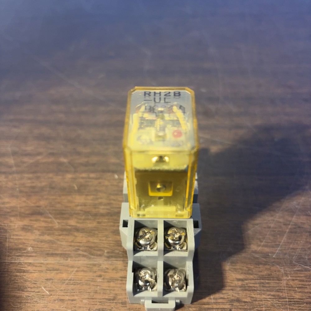 IDEC RH2B-UL RELAY With IDEC SH2B-05 Socket Base 10A 300V — NEW READ
