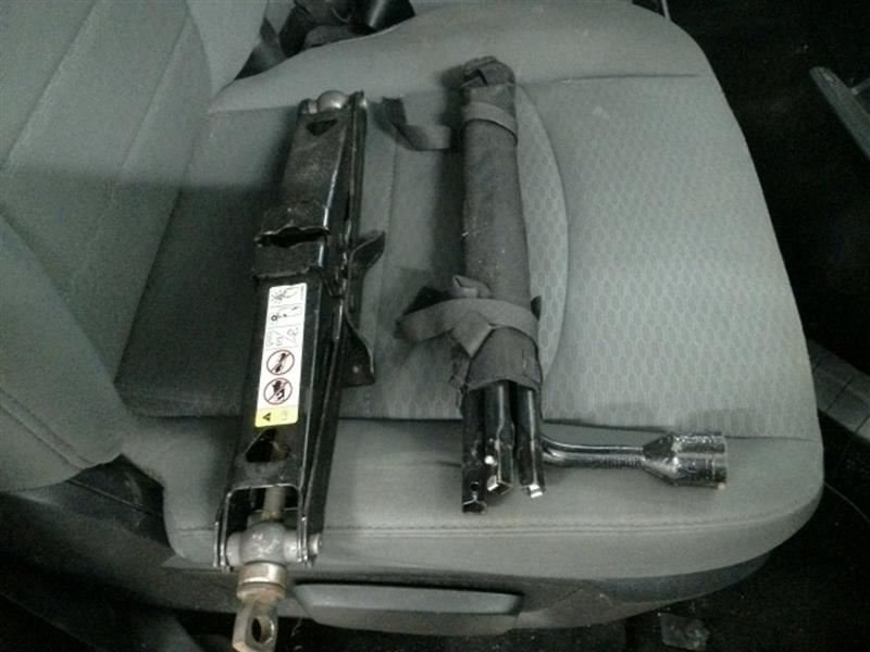 RAM1500   2014 Jack 104676306 NO FOAM TRAY NO SPARE TIRE