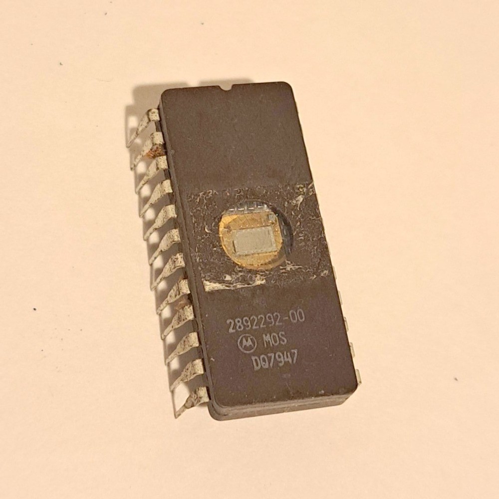 Vintage Motorola MOS Windowed EPROM IC Chip 1970s - Rare