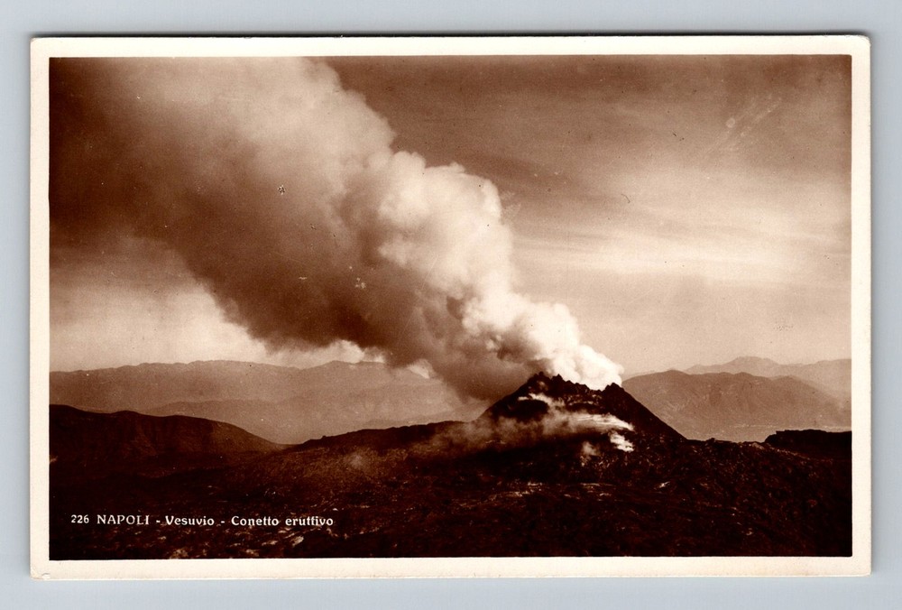 Italy- Naples Mount Vesuvio Erupting Souvenir Old Post PC Card Vintage Postcard