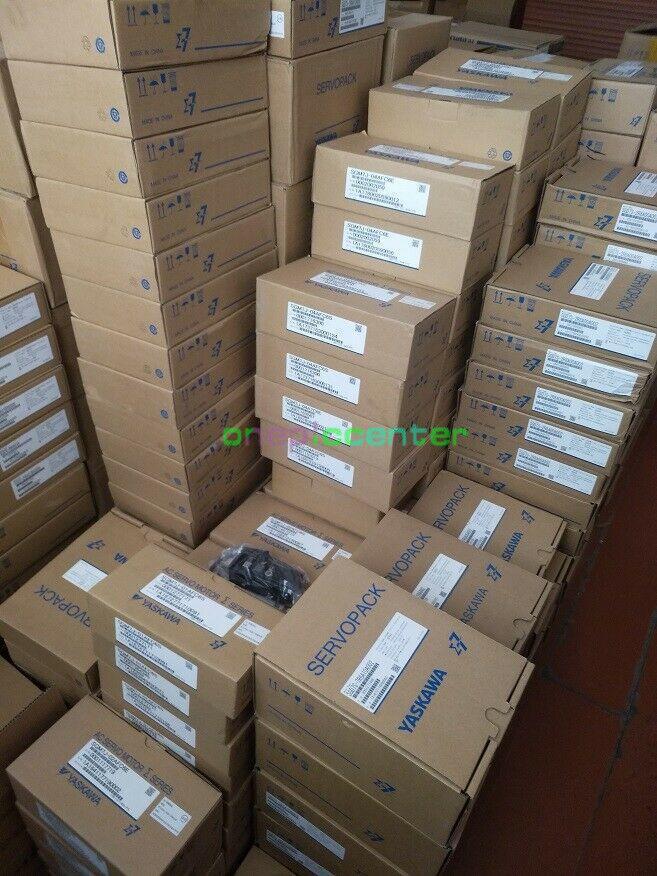 ONE NEW Yaskawa servo motor SGMAV-04ADA21
